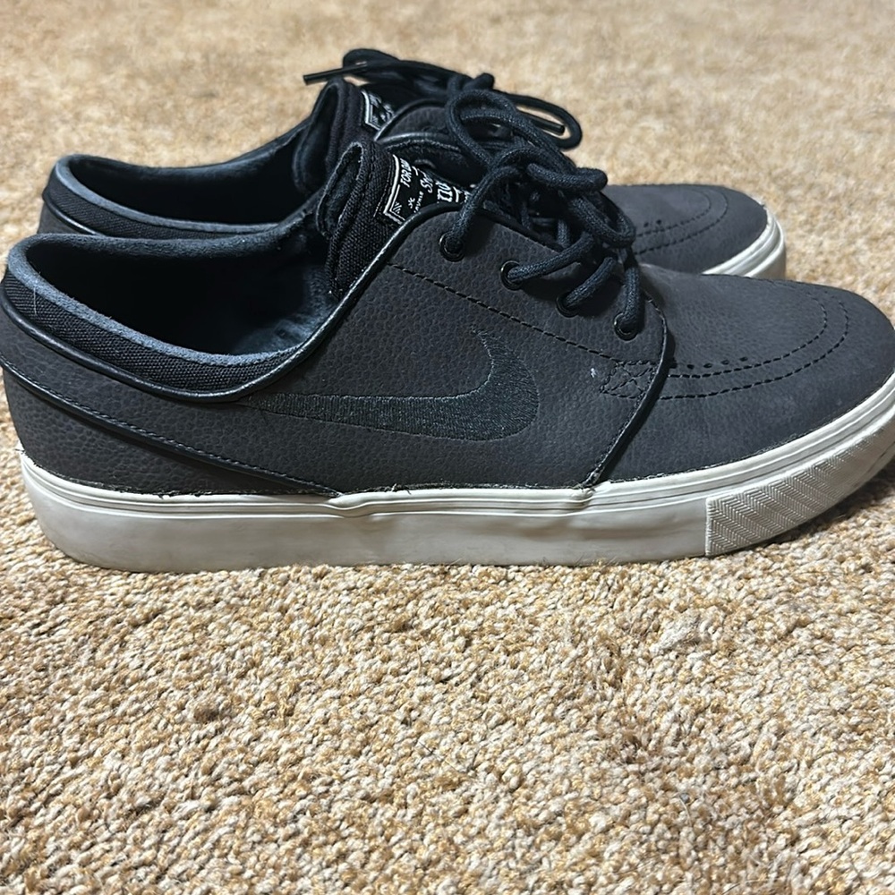Nike Black Janoskis in a size 7 in Mens fits a size 9 in Women